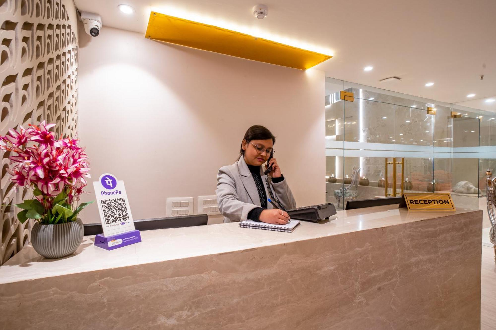 Hotel Ginger Palace Delhi Airport Új-Delhi Kültér fotó